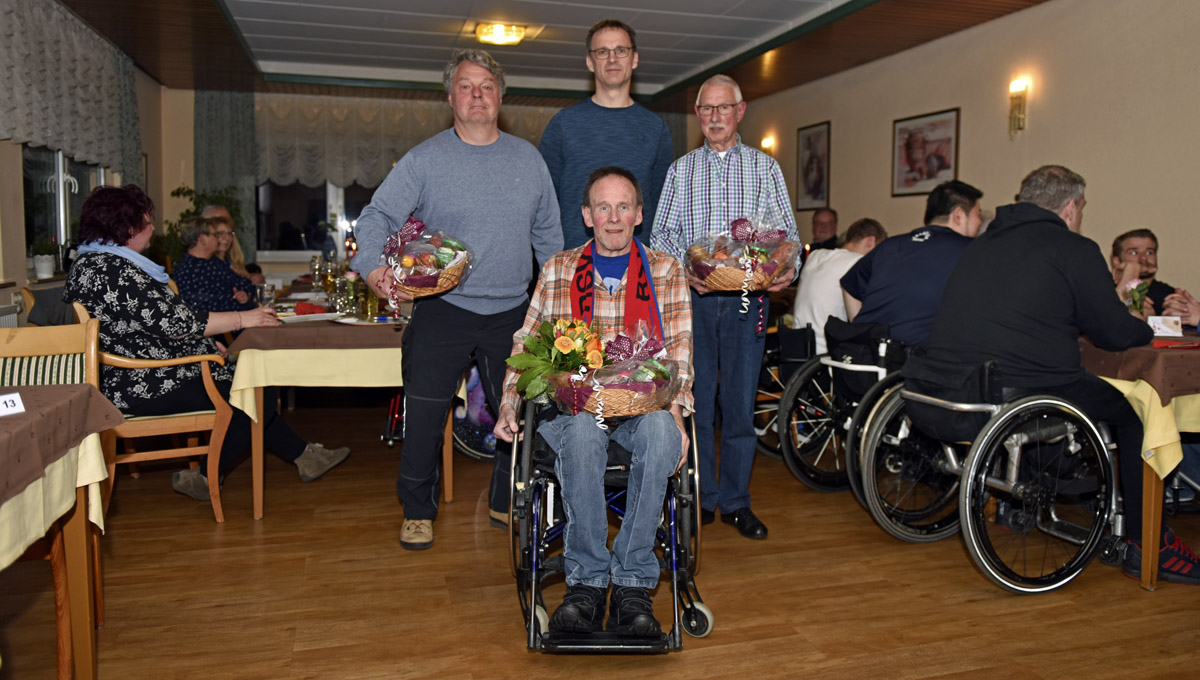 Verdienstvoller Abgang, v.l.: Martin Fischer, Ehrenvorsitzender Peter Bangel, neuer Vorsitzender Dirk Köhler, Ehrenmitglied Jürgen Hoffmann.