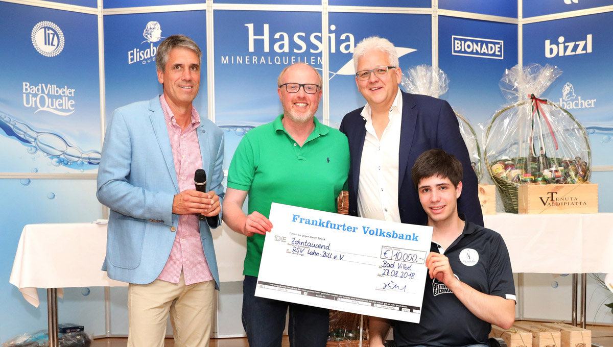 Checkübergabe, v.l.: FFH-Moderator Frank Pieroth, Sven Köppe, Hassia-Chef Dirk Hinkel und Marian Kind (Fotos: Hassia Mineralquellen).