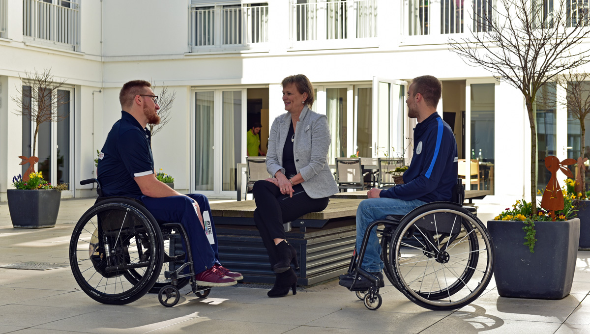 Kai und Tommy im Gespräch mit Residenzleiterin Christine Kunkel.